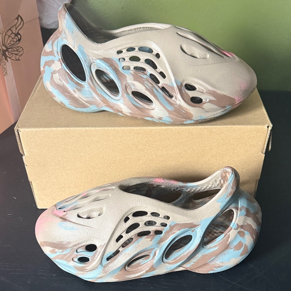 Yeezy Foam Runners size 4 Kids Shoes in Beige, Blue, and Pink